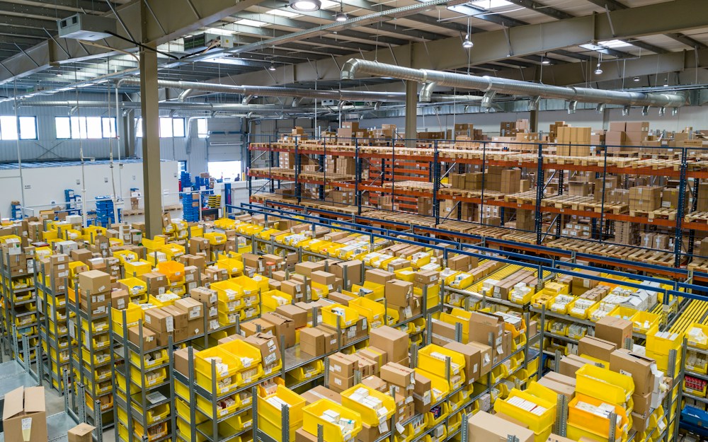 Depósito con estanterías y pedidos para distribución